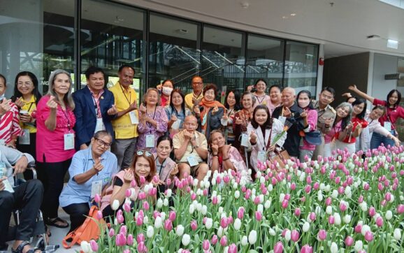 ทต.ทับมา พาผู้สูงอายุที่มีภาวะสมองเสื่อมในพื้นที่ เที่ยวชมดอกไม้เมืองหนาว