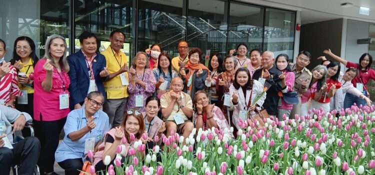 ทต.ทับมา พาผู้สูงอายุที่มีภาวะสมองเสื่อมในพื้นที่ เที่ยวชมดอกไม้เมืองหนาว