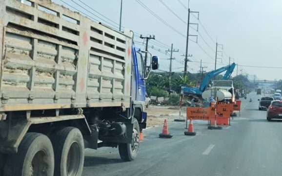 ชาวบ้านในอ.นิคมพัฒนา-อ.ปลวกแดง จ.ระยอง เซ็งผู้รับเหมาขุดวางท่อส่งน้ำไร้ความรับผิดชอบฝุ่นฟุ้งกระจาย
