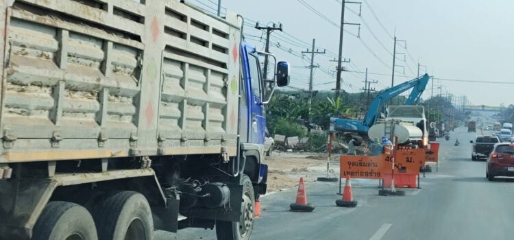 ชาวบ้านในอ.นิคมพัฒนา-อ.ปลวกแดง จ.ระยอง เซ็งผู้รับเหมาขุดวางท่อส่งน้ำไร้ความรับผิดชอบฝุ่นฟุ้งกระจาย