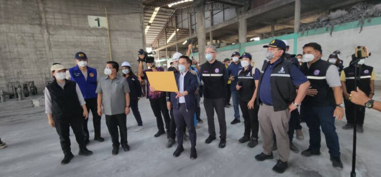 รมว.อุตสาหกรรม ติดตามการขนกากตะกรันอะลูมิเนียมดอส เที่ยวสุดท้าย พอใจขนหมดเร็วกว่ากำหนด
