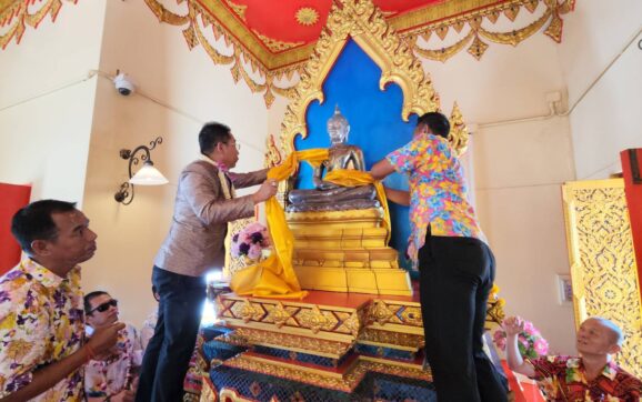 ผู้ว่าฯระยอง เปลี่ยนผ้าอังสะพระพุทธอังคีรส พระพุทธรูปคู่บ้านคู่เมืองระยอง เนื่องในวันสงกรานต์ ปี 2568