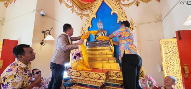 ผู้ว่าฯระยอง เปลี่ยนผ้าอังสะพระพุทธอังคีรส พระพุทธรูปคู่บ้านคู่เมืองระยอง เนื่องในวันสงกรานต์ ปี 2568