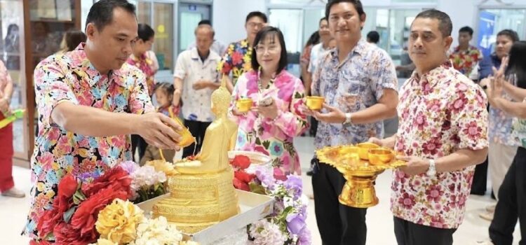 รอง ผอ.เทคนิคระยอง นำทีมครูและบุคลากรทางการศึกษา รดน้ำดำหัวขอพร ผอ.สืบสานประเพณีสงกรานต์