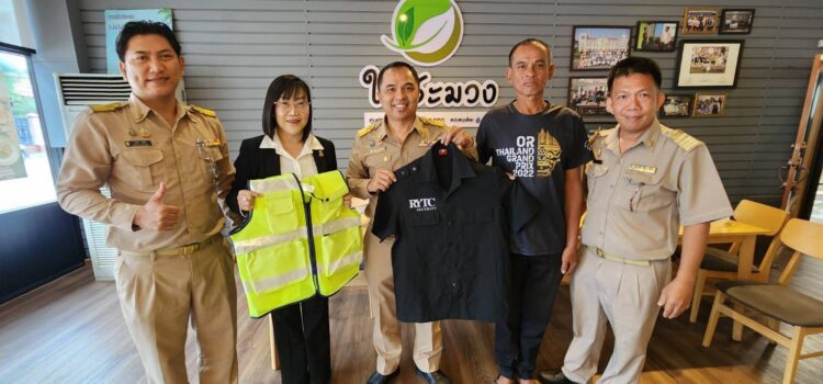 ผอ.เทคนิคระยอง มอบชุดยูนิฟอร์ม รปภ.ให้พ่อเด็ก นศ.หญิง หลังรับเข้าทำงานและจัดหาบ้านพักให้