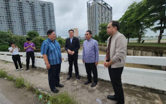 พ่อเมืองระยอง รุดตรวจสถานการณ์น้ำในคลองทับมา สั่งติดตั้งเครื่องผลักดันน้ำ เครื่องสูบน้ำ เร่งระบายลงทะเลให้เร็ว