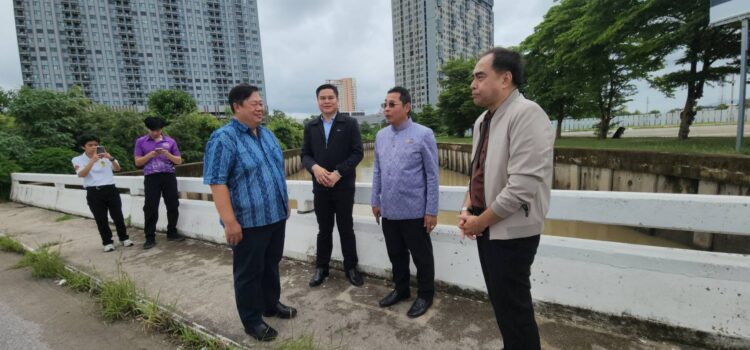 พ่อเมืองระยอง รุดตรวจสถานการณ์น้ำในคลองทับมา สั่งติดตั้งเครื่องผลักดันน้ำ เครื่องสูบน้ำ เร่งระบายลงทะเลให้เร็ว