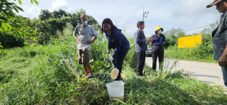 ผอ.ศูนย์ดำรงธรรม จ.ระยอง พร้อมเจ้าหน้าที่ศูนย์ควบคุมมลพิษ ลงพื้นที่เก็บตัวอย่างน้ำเสียสีดำคล้ำ หลังชาวบ้านร้อง