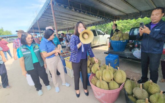 รองผู้ว่าฯ ระยอง ช่วยเกษตรกรชาวสวนขายผลไม้ ชวนมาซื้อราคาถูกกว่าหน้าสวน ก่อนผลไม้จะหมด สิ้นเดือนนี้