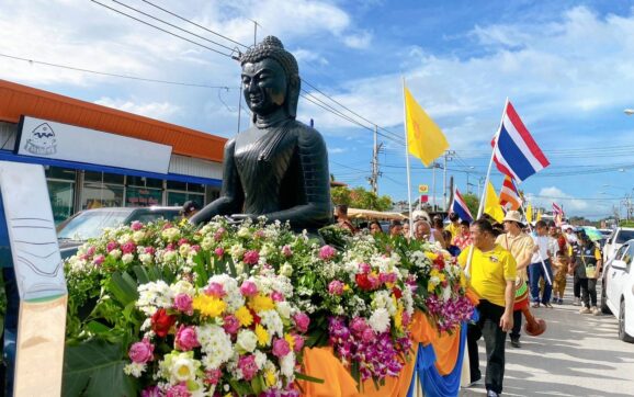 ชาวต.ทับมา แห่หลวงพ่อองค์ดำที่อัญเชิญจากอินเดีย มาประดิษฐานที่วัดเขาโบสถ์ ให้ประชาชนได้กราบไหว้ขอพร