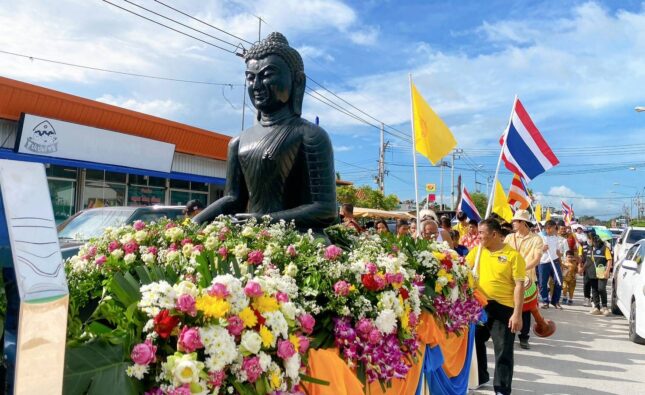 ชาวต.ทับมา แห่หลวงพ่อองค์ดำที่อัญเชิญจากอินเดีย มาประดิษฐานที่วัดเขาโบสถ์ ให้ประชาชนได้กราบไหว้ขอพร