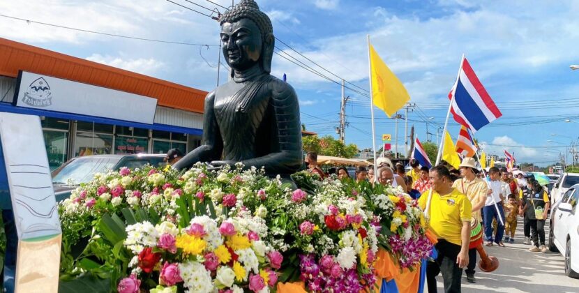ชาวต.ทับมา แห่หลวงพ่อองค์ดำที่อัญเชิญจากอินเดีย มาประดิษฐานที่วัดเขาโบสถ์ ให้ประชาชนได้กราบไหว้ขอพร