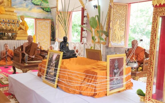 สมปอง นครไธสง หรืออดีตพระมหาสมปอง ร่วมพิธีพุทธาภิเษกพระกริ่งชินบัญชร ฉลองอายุวัฒนมงคล 86 ปี เจ้าอาวาสวัดหินโค้ง จ.ระยอง