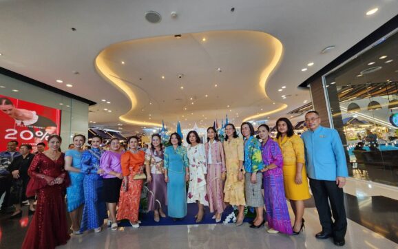 จ.ระยอง จัดกิจกรรมเดินแบบ “ผ้าไทยใส่สนุก” โชว์ผ้าไทย-ผ้าพื้นถิ่นระยอง