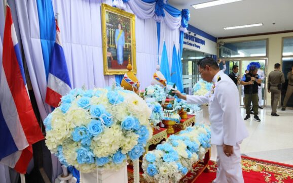 จ.ระยอง ประกอบพิธีเจริญพระพุทธมนต์ ตักบาตรถวายเป็นพระราชกุศลและลงนามถวายพระพร สมเด็จพระนางเจ้าสิริกิติ์ พระบรมราชินีนาถ พระบรมราชชนนีพันปีหลวง