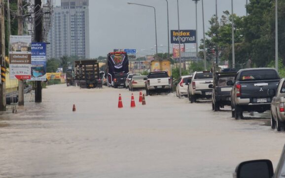 ระยองอ่วม ฝนถล่มทั้งคืน น้ำในคลองเอ่อท่วมหลายจุดในพื้นที่ เจ้าหน้าที่เร่งอำนวยความสะดวกผู้ใช้รถใช้ถนน