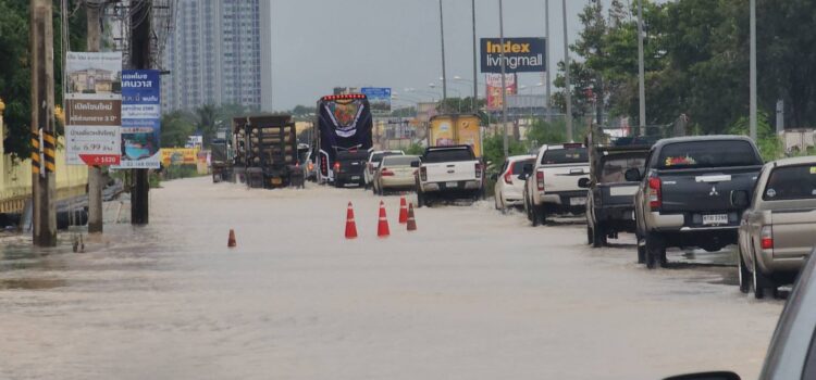 ระยองอ่วม ฝนถล่มทั้งคืน น้ำในคลองเอ่อท่วมหลายจุดในพื้นที่ เจ้าหน้าที่เร่งอำนวยความสะดวกผู้ใช้รถใช้ถนน