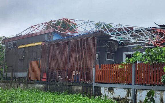 หวิดดับ! เสาโครงเหล็กส่งสัญญาณสถานีวิทยุชุมชนถูกพายุลมพัด ล้มทับบ้านเจ้าของสถานีฯพังยับ