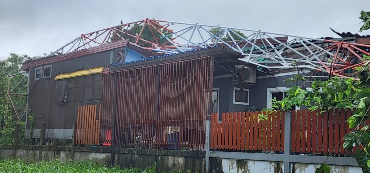 หวิดดับ! เสาโครงเหล็กส่งสัญญาณสถานีวิทยุชุมชนถูกพายุลมพัด ล้มทับบ้านเจ้าของสถานีฯพังยับ