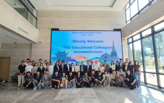 ผอ.เทคนิคระยอง นำผู้บริหาร ครู และผู้ปกครอง เยี่ยมชมการเรียนการสอนและความเป็นอยู่ นศ.ที่ประเทศจีน