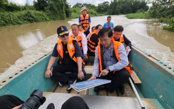 ผู้ว่าฯระยอง ลงเรือสำรวจลำคลองติดตามการก่อสร้างระบบเขื่อนป้องกันน้ำท่วมพื้นที่ชั้นใน อ.แกลง จ.ระยอง