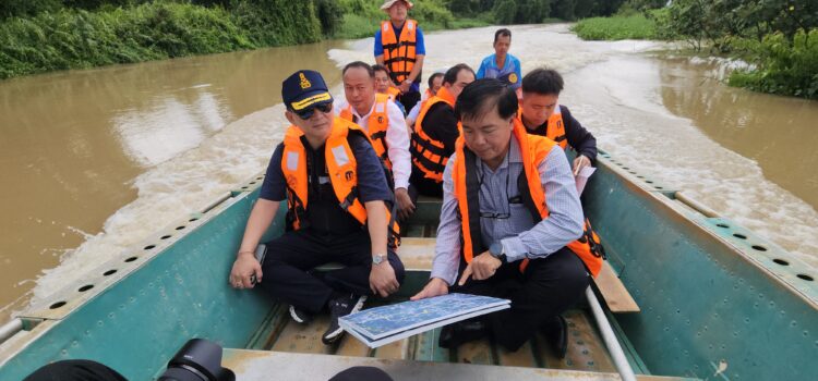 ผู้ว่าฯระยอง ลงเรือสำรวจลำคลองติดตามการก่อสร้างระบบเขื่อนป้องกันน้ำท่วมพื้นที่ชั้นใน อ.แกลง จ.ระยอง