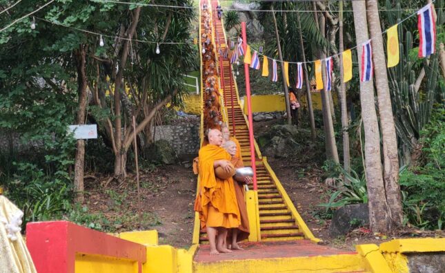 ชาวบ้านฉาง แห่ตักบาตรวันออกพรรษาวัดคีรีวภาวนารามคึกคัก พระสงฆ์เดินลงจากเขาบันไดสูง 169 ขั้น