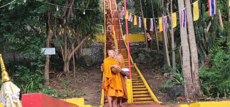 ชาวบ้านฉาง แห่ตักบาตรวันออกพรรษาวัดคีรีวภาวนารามคึกคัก พระสงฆ์เดินลงจากเขาบันไดสูง 169 ขั้น