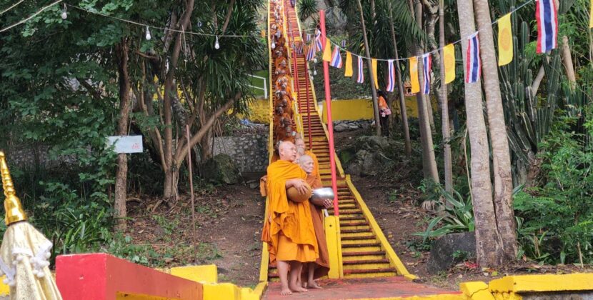ชาวบ้านฉาง แห่ตักบาตรวันออกพรรษาวัดคีรีวภาวนารามคึกคัก พระสงฆ์เดินลงจากเขาบันไดสูง 169 ขั้น