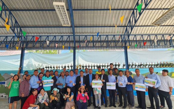 ทต.ทับมา-สถาบันอาศรมศิลป์ นำชาวบ้านวาดภาพวิถีชุมชนลงบนกำแพงศาลเจ้าพ่อกระบองทอง