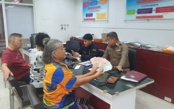 ป้าใจงามเก็บกระเป๋าเงินนักท่องเที่ยวที่ทำตกไว้ในพิพิธภัณฑ์เมืองเก่าระยอง เข้ามอบให้ตำรวจตามหาเจ้าของ