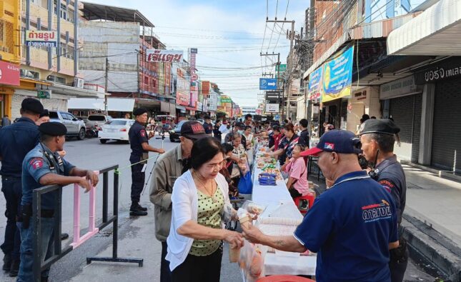 สมาคมดาวเงิน รวมพลังเปิดโรงทานแจกอาหาร ถวายเป็นพระราชกุศลในหลวง ร.9