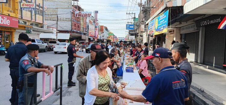 สมาคมดาวเงิน รวมพลังเปิดโรงทานแจกอาหาร ถวายเป็นพระราชกุศลในหลวง ร.9