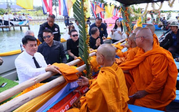 ทต.ปากน้ำกระแส จ.ระยอง ชวนชาวบ้านและชาวประมงลงเรือทอดผ้าป่ากลางน้ำ ประเพณีหนึ่งเดียวในโลก