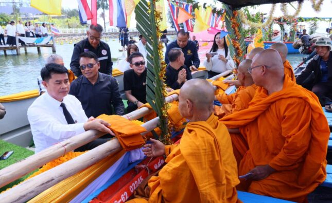 ทต.ปากน้ำกระแส จ.ระยอง ชวนชาวบ้านและชาวประมงลงเรือทอดผ้าป่ากลางน้ำ ประเพณีหนึ่งเดียวในโลก