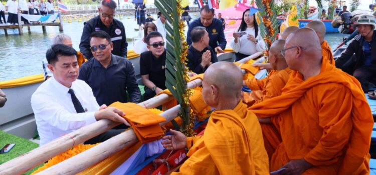 ทต.ปากน้ำกระแส จ.ระยอง ชวนชาวบ้านและชาวประมงลงเรือทอดผ้าป่ากลางน้ำ ประเพณีหนึ่งเดียวในโลก