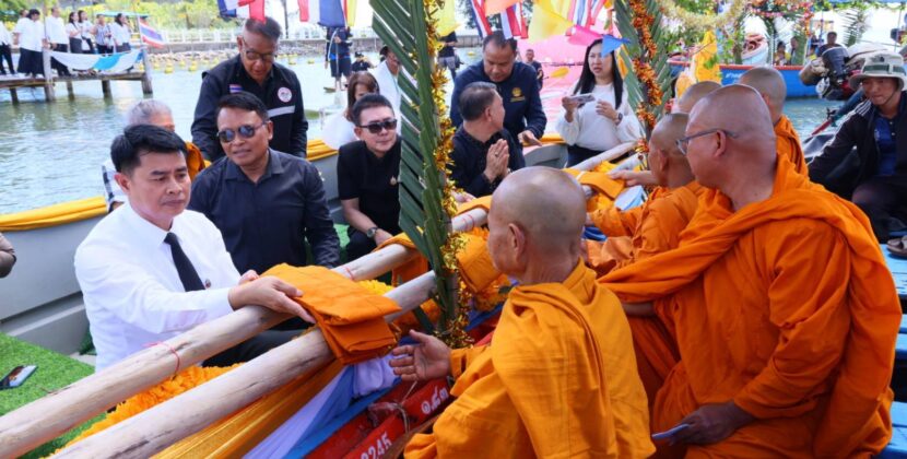 ทต.ปากน้ำกระแส จ.ระยอง ชวนชาวบ้านและชาวประมงลงเรือทอดผ้าป่ากลางน้ำ ประเพณีหนึ่งเดียวในโลก