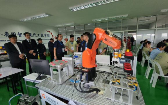 เทคนิคบ้านค่าย จับมือ วิทยาลัยเทคนิคฯกว่างซี จัดแข่งขันหุ่นยนต์กระชับมิตรไทย-จีน