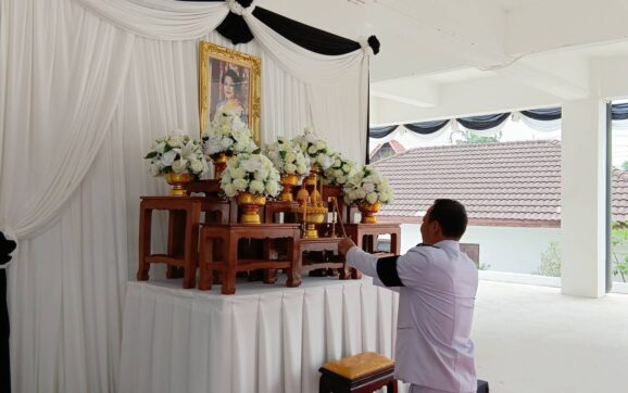 เทศบาลตำบลทับมา จัดพิธีถวายความอาลัย  ประกอบพิธีบำเพ็ญกุศลปัณรสมวาร ครบ 15 วัน